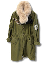 Carica l'immagine nel visualizzatore di Gallery, I LOVE MART PARKA LUNGOMILITARE
